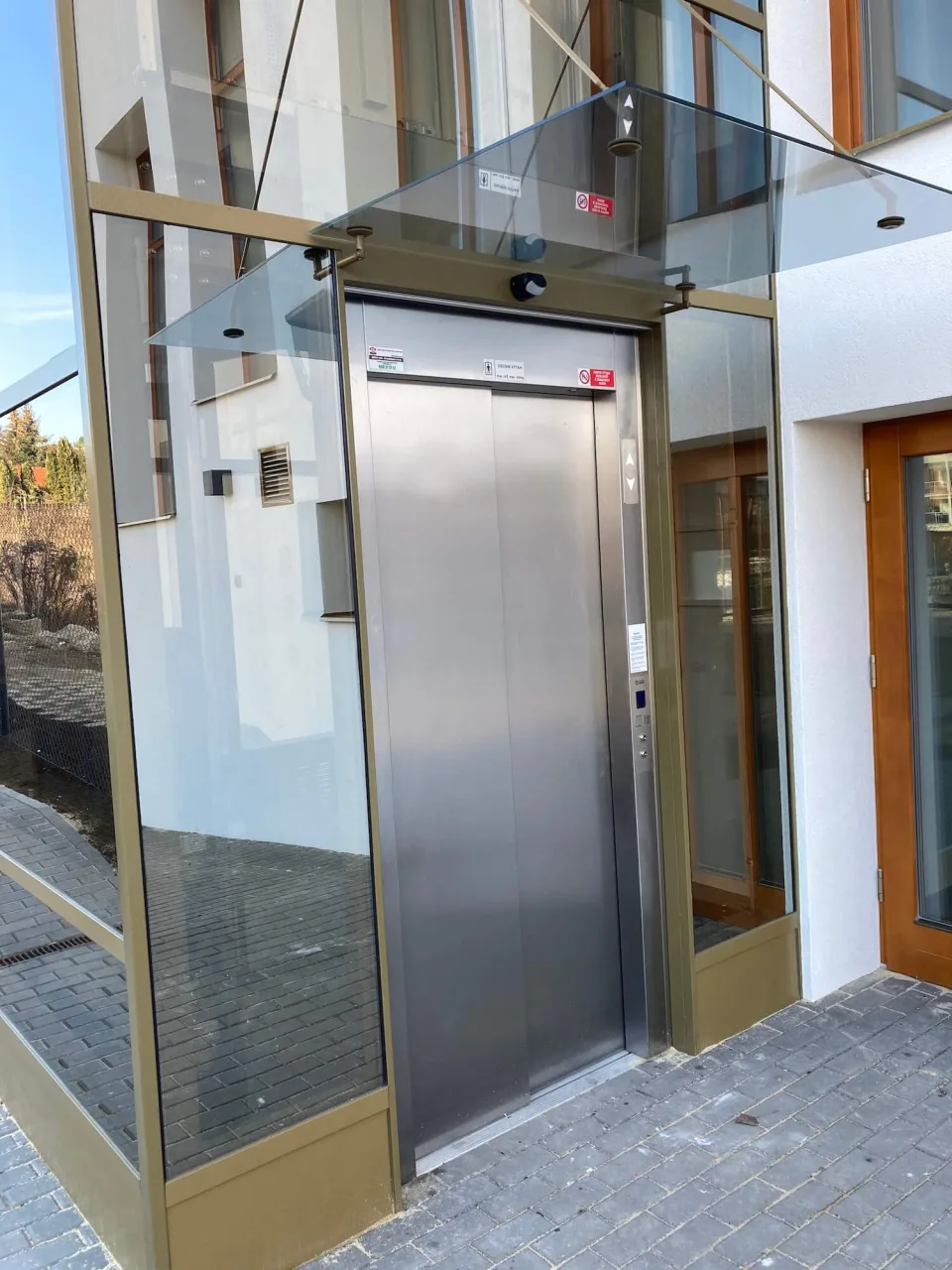 Brno – Medlánky: přístavba výtahu ke společenskému centru Sýpka – fotografie 2